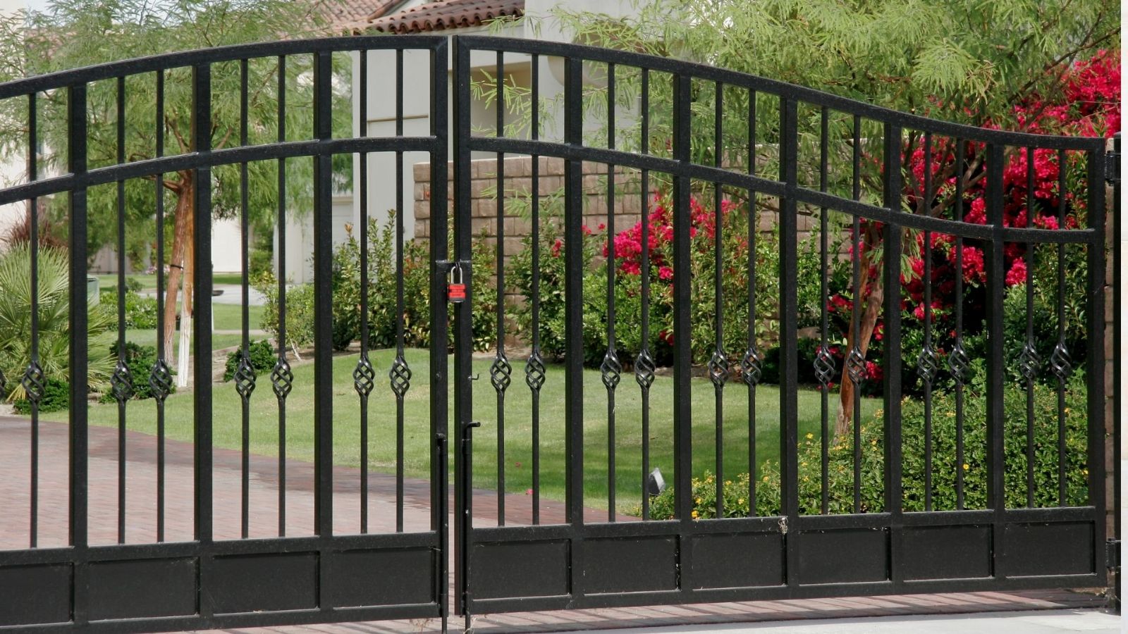 Konak Demir Bahçe Kapısı